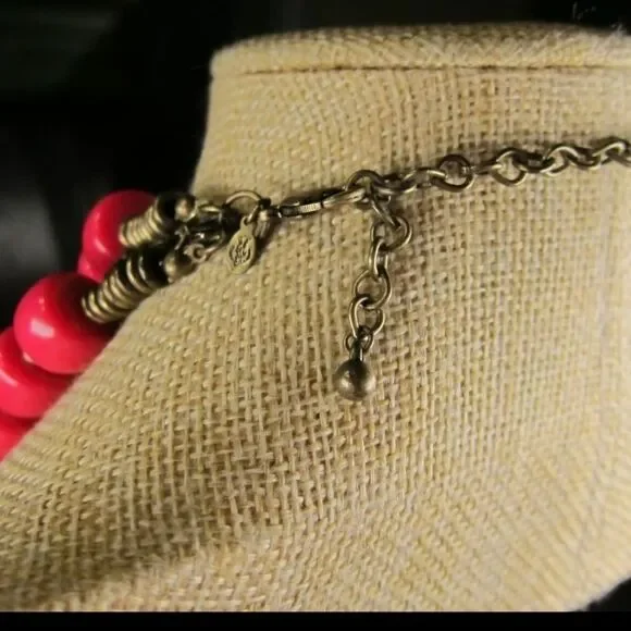 Big chunky hot pink statement necklace Premier Designs acrylic &brass-tone NWOT - Picture 5 of 7